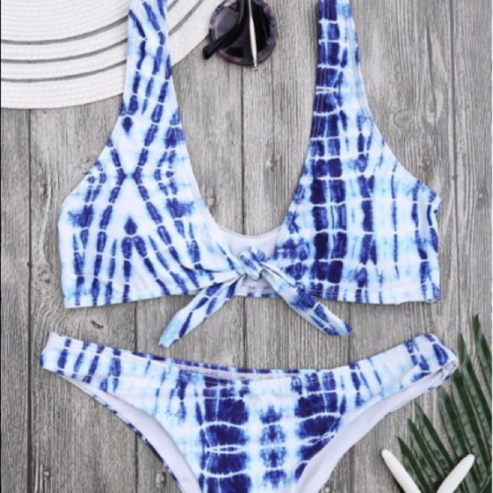 Zaful Scoop Front Knotted Tie-Dyed Bikini - Picture 2 of 6